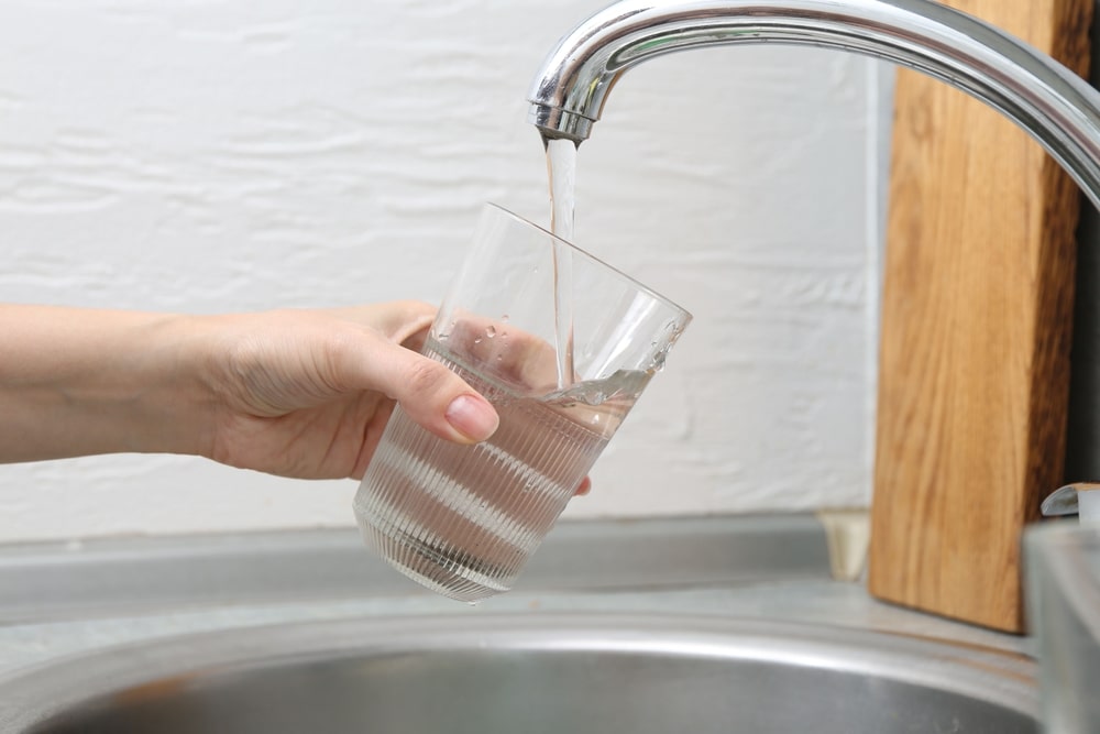 czy-warto-inwestowac-w-zmiekczacz-wody-do-mieszkania-w-bloku