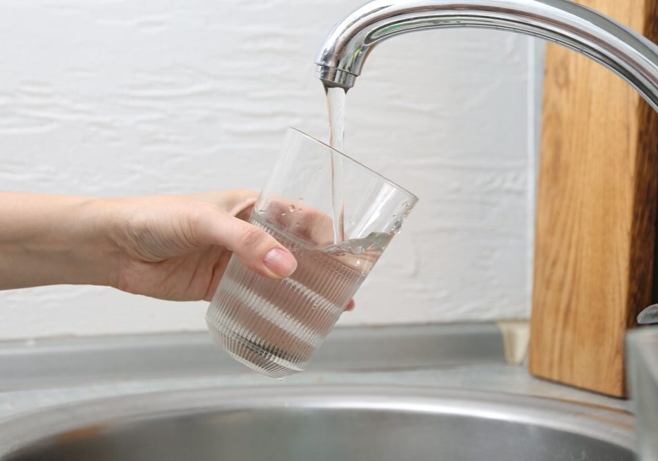 czy-warto-inwestowac-w-zmiekczacz-wody-do-mieszkania-w-bloku